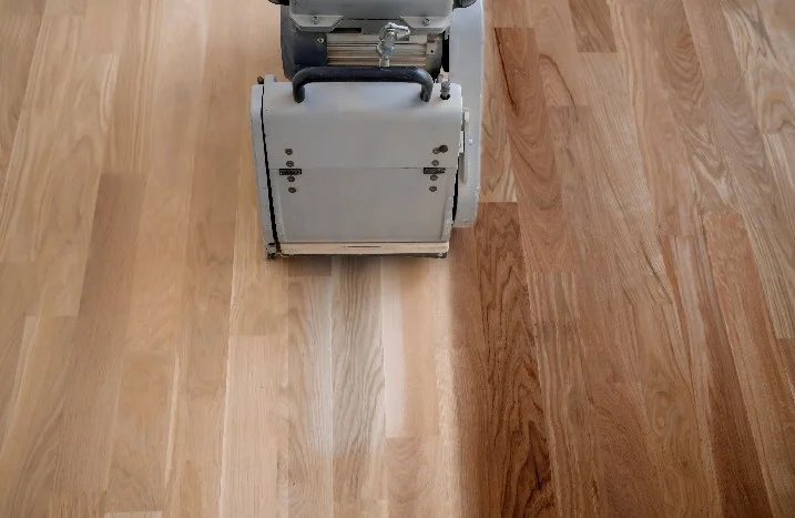 Parkettschleifmaschine auf Holzboden